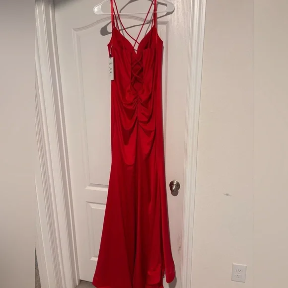 Elegant Red Evening Gown - Picture 2 of 8